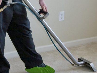 Cleaning a carpet with a steam cleaner